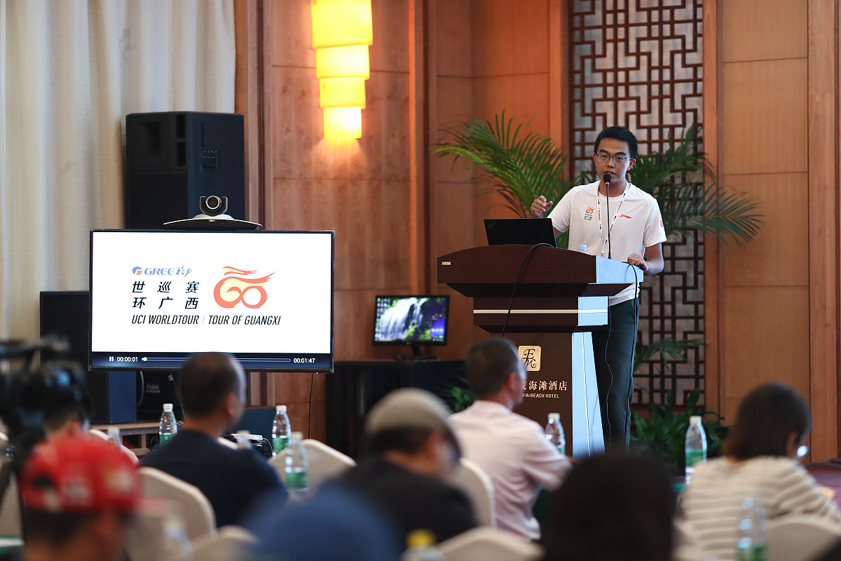 复旦教授课堂吸烟引争议：师德底线与压力困境的博弈