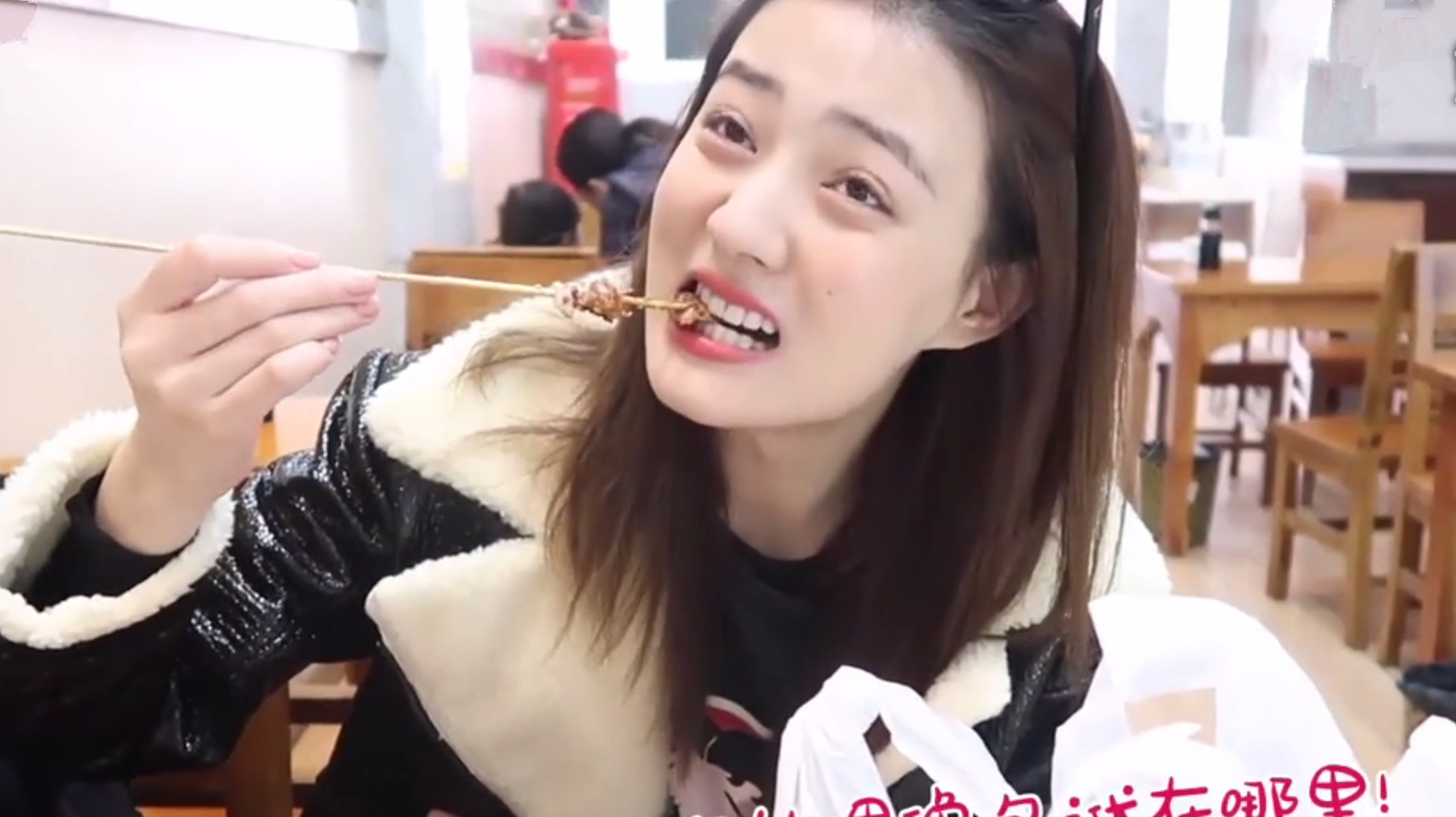 徐璐徒手抓鱿鱼串大口吃,竹签上的酱料都不忘舔,张铭恩差点吓着