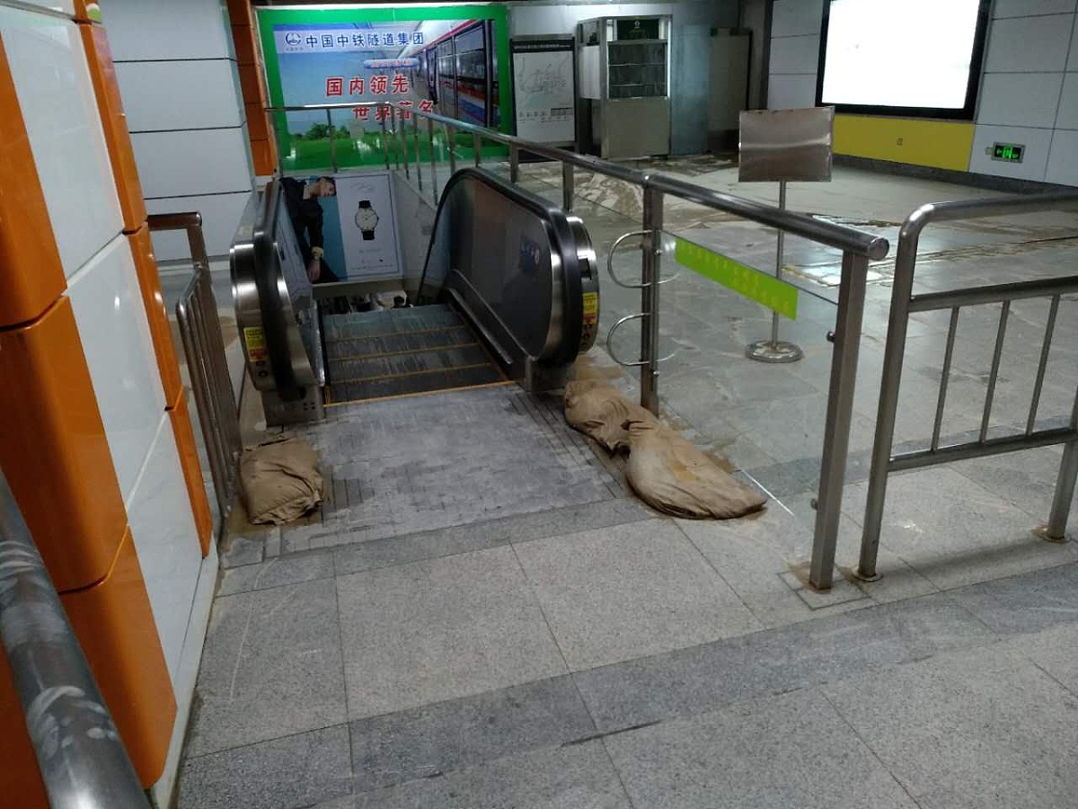 暴雨迟到如何表达：申请上班晚点到
