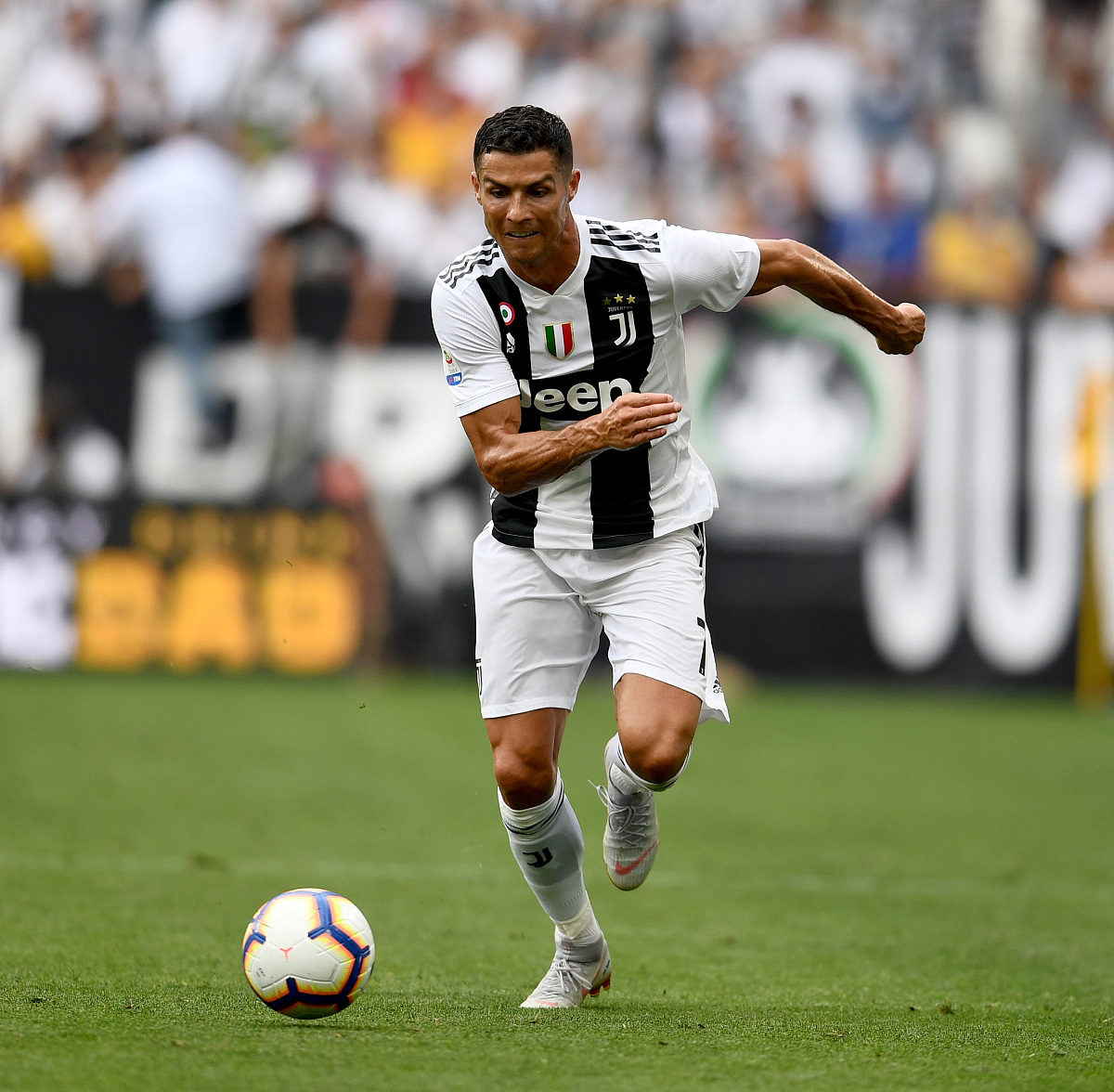 请问C罗效力于哪家足球俱乐部