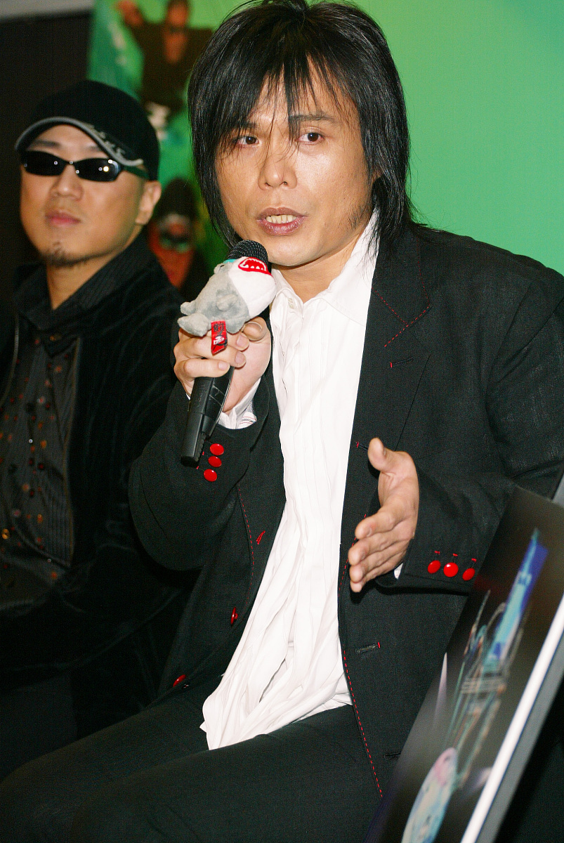 2005年4月18日,香港,摇滚天王伍百为热力摇滚伍百厉害演唱会开记者会.