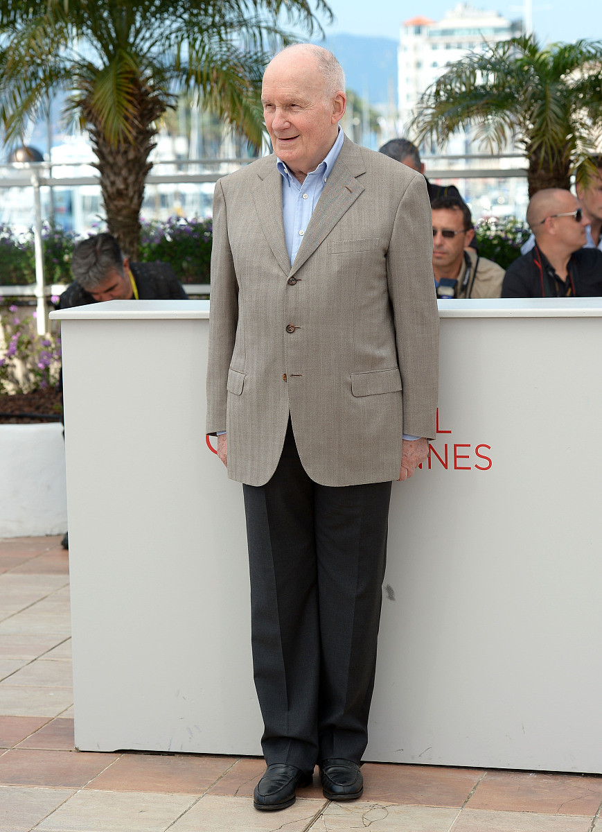 翻译成中文Andre Bazin whose health deteriorated year after year found the strength to look at films and to comment on them until his last day The day before his death he wrote one of his best essays-the lo