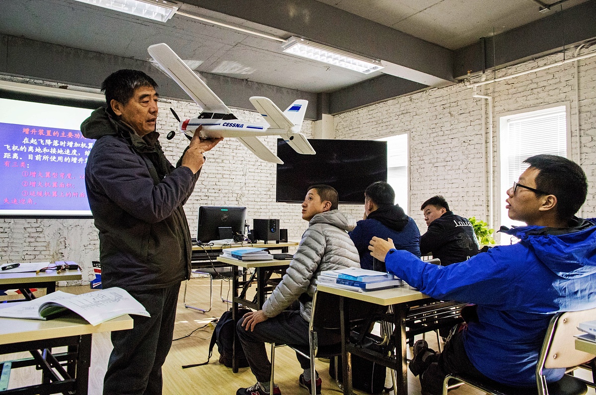 帮我设计一个无人机假期班的简介