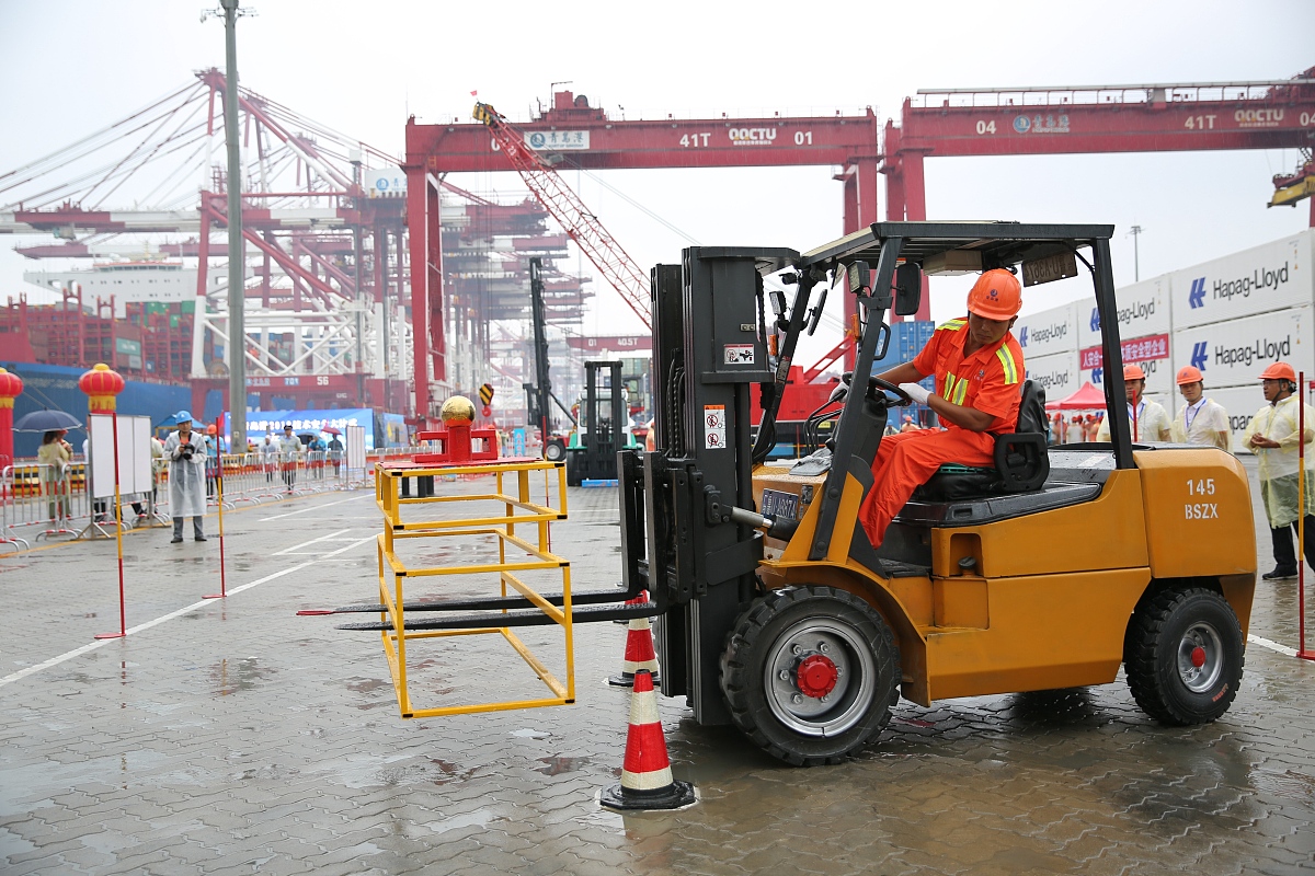 兰州铲车培训：掌握铲车操作技巧，提升工作效率