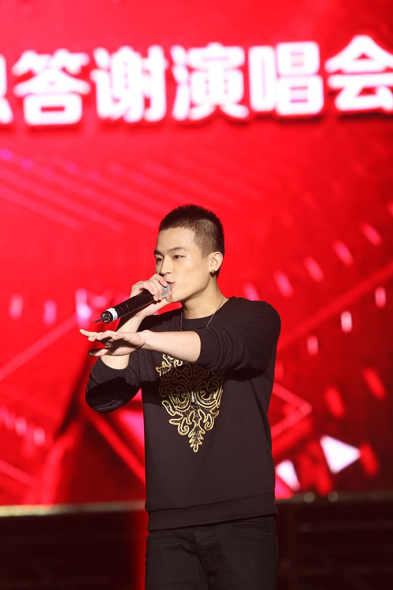 2013年10月26日,湖南宁乡,2013快乐男生赛后首场演唱会在湖南宁乡县百