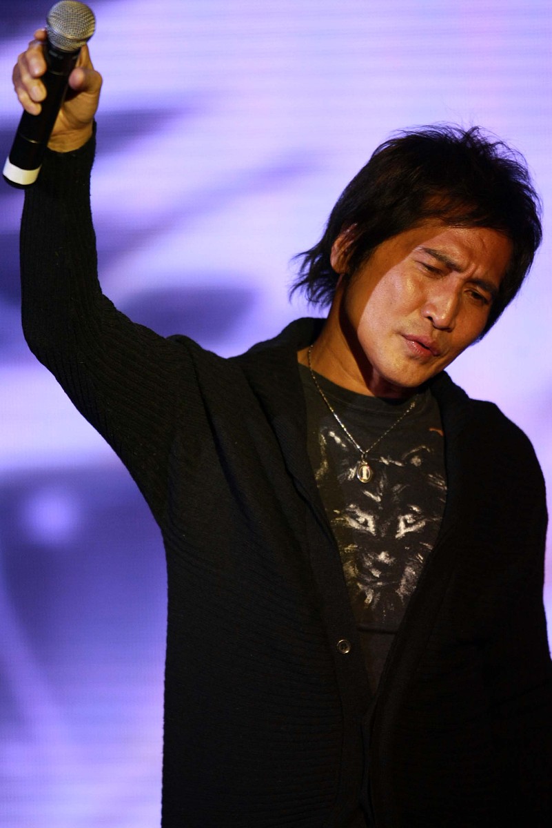 2009年11月11日,北京,"天使的选择――陈琳挚友追思会"现场.齐秦频拭