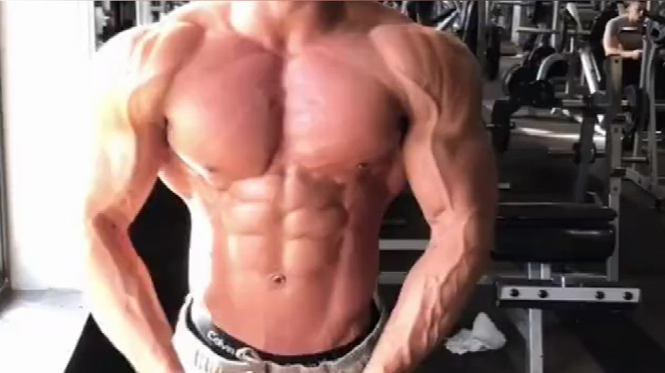 肌肉秀:小哥哥的手臂肌肉都爆青筋啦!这是怎么练的啊?