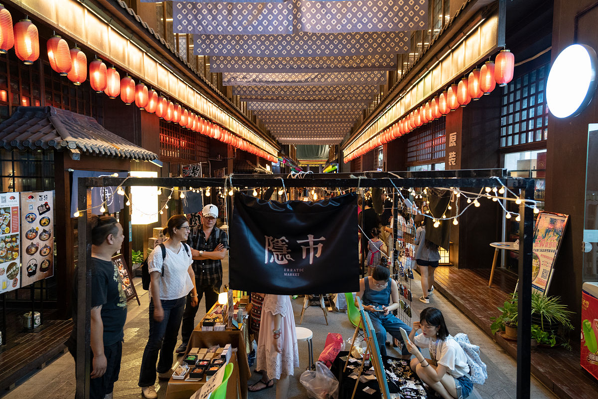 我做的是一个关于咸阳老街文化脉络与街区面貌为主的桌游设计，玩法是通过桌游游戏来让玩家体会老街文化和面貌，可以帮我概述一下我产品的研究内容与意义吗