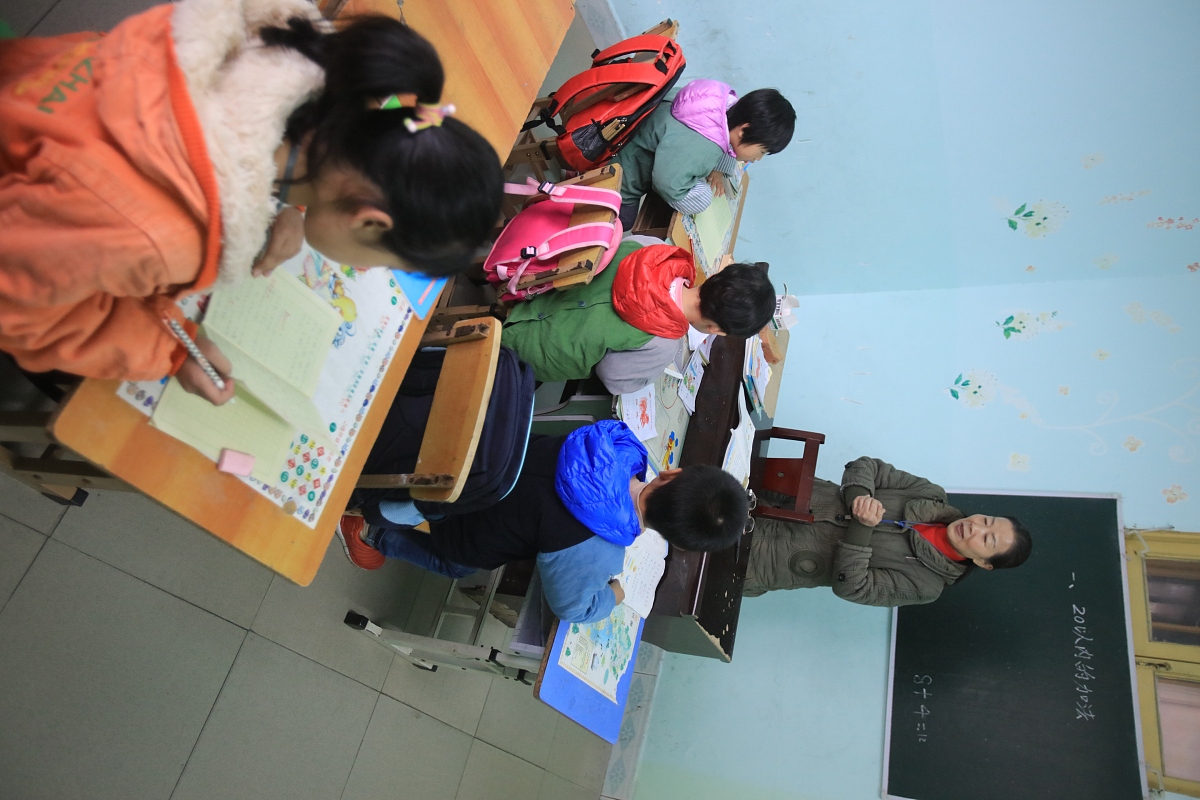 小学人教版教材教学内容分析论文 - 深入探讨教学特点和效果