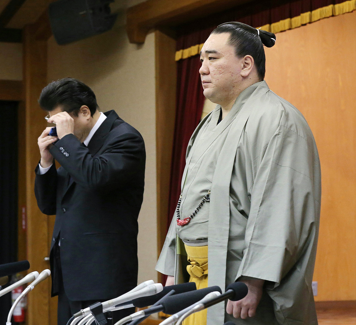 2017年11月29日,日本,相扑名将日马富士公平因酒后斗殴丑闻,召开发布