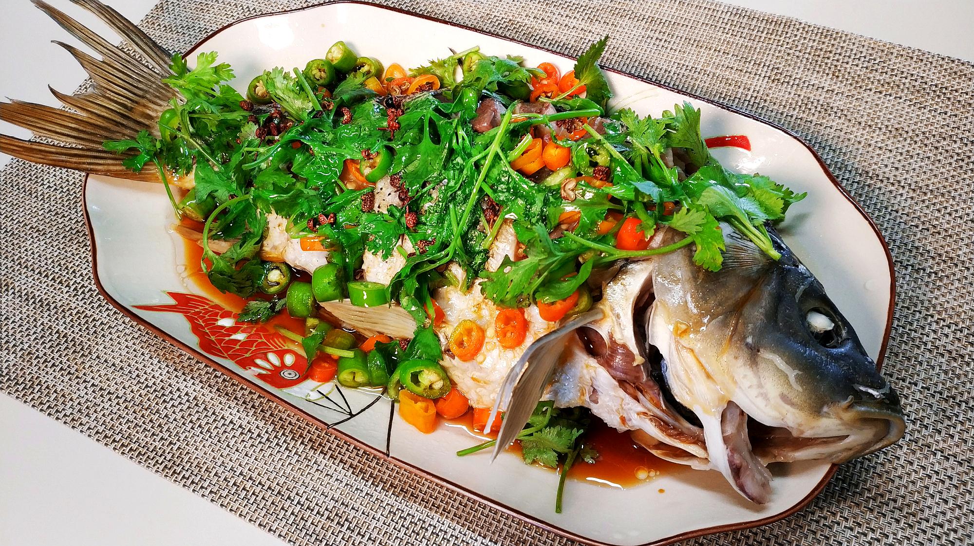 “清蒸鱼”这做法最好吃!记住这个小技巧,鱼怎么做都好吃