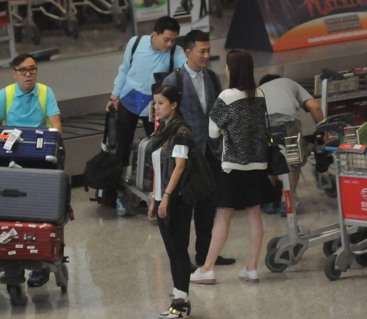 地铁偶遇美女，大叔拿出手机，女孩怒吼：你拍什么？