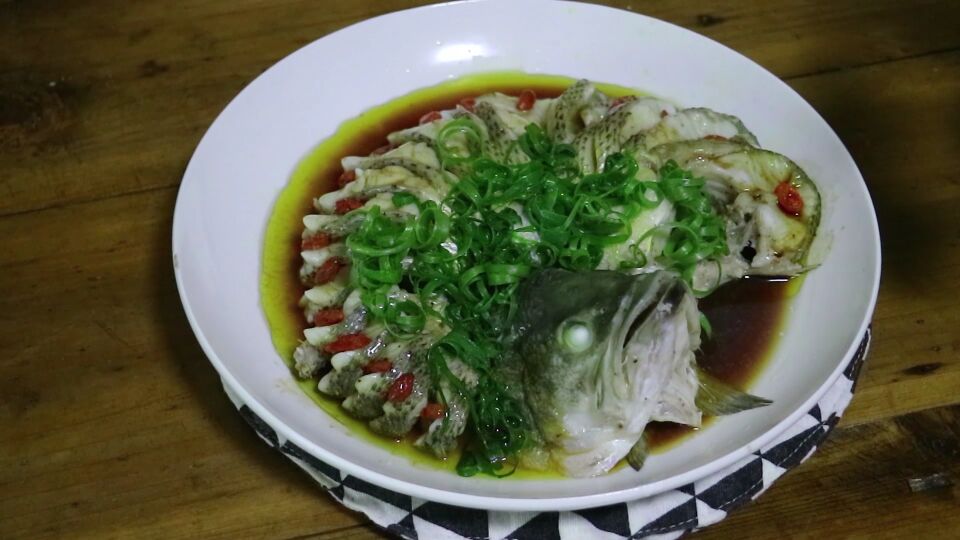 清蒸鲈鱼这样做太美味了,做法简单,造型美观,年夜饭菜品之一