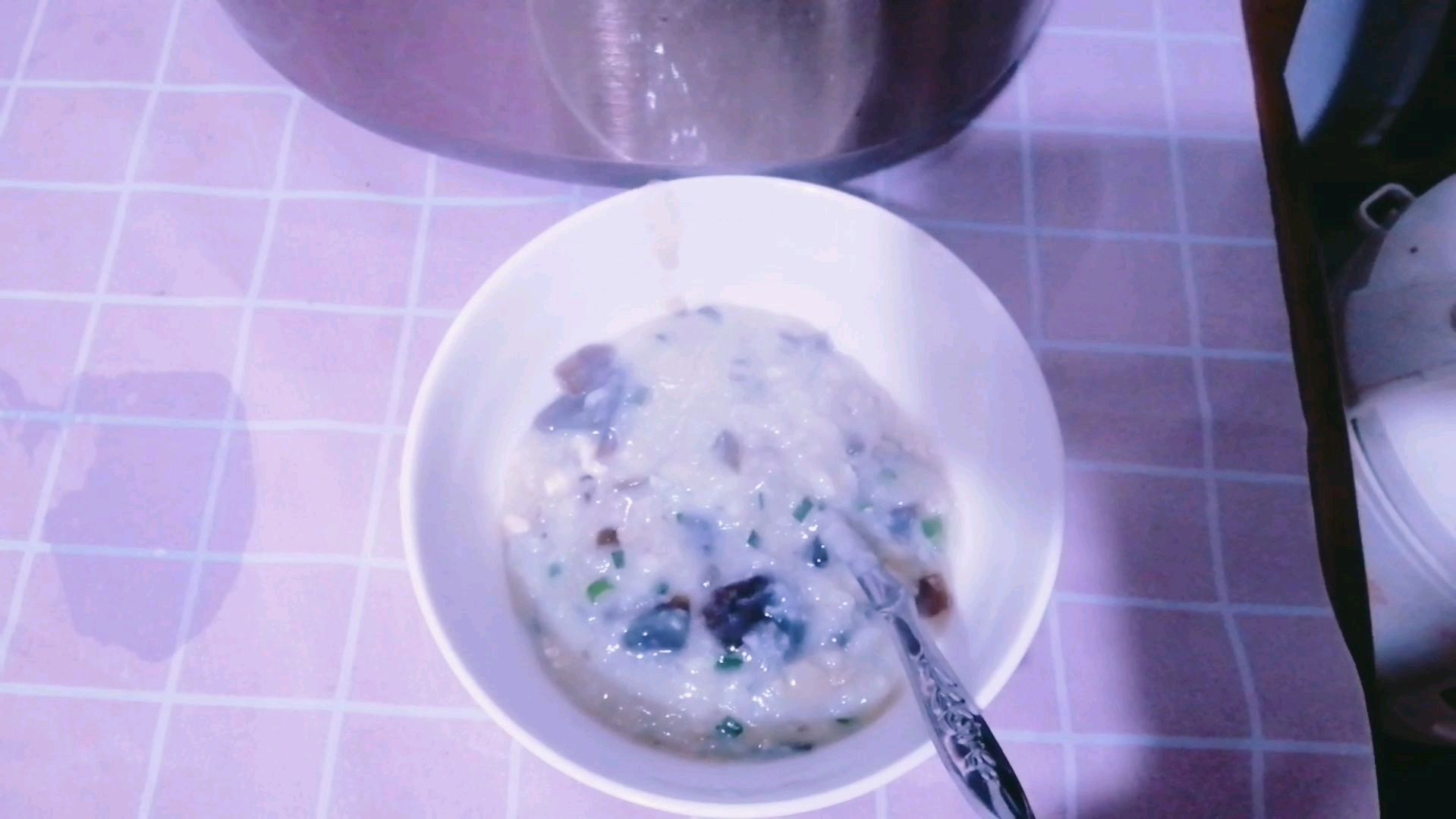 猪肉贵的吃不起了,做锅皮蛋鸡肉粥,味道很赞,一锅全吃完