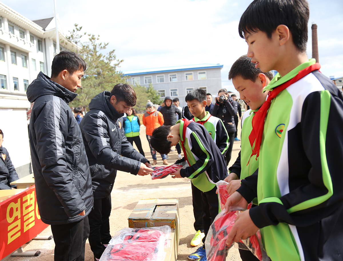 乡村小学捐书公益活动分镜头脚本：30个镜头展现爱心传递