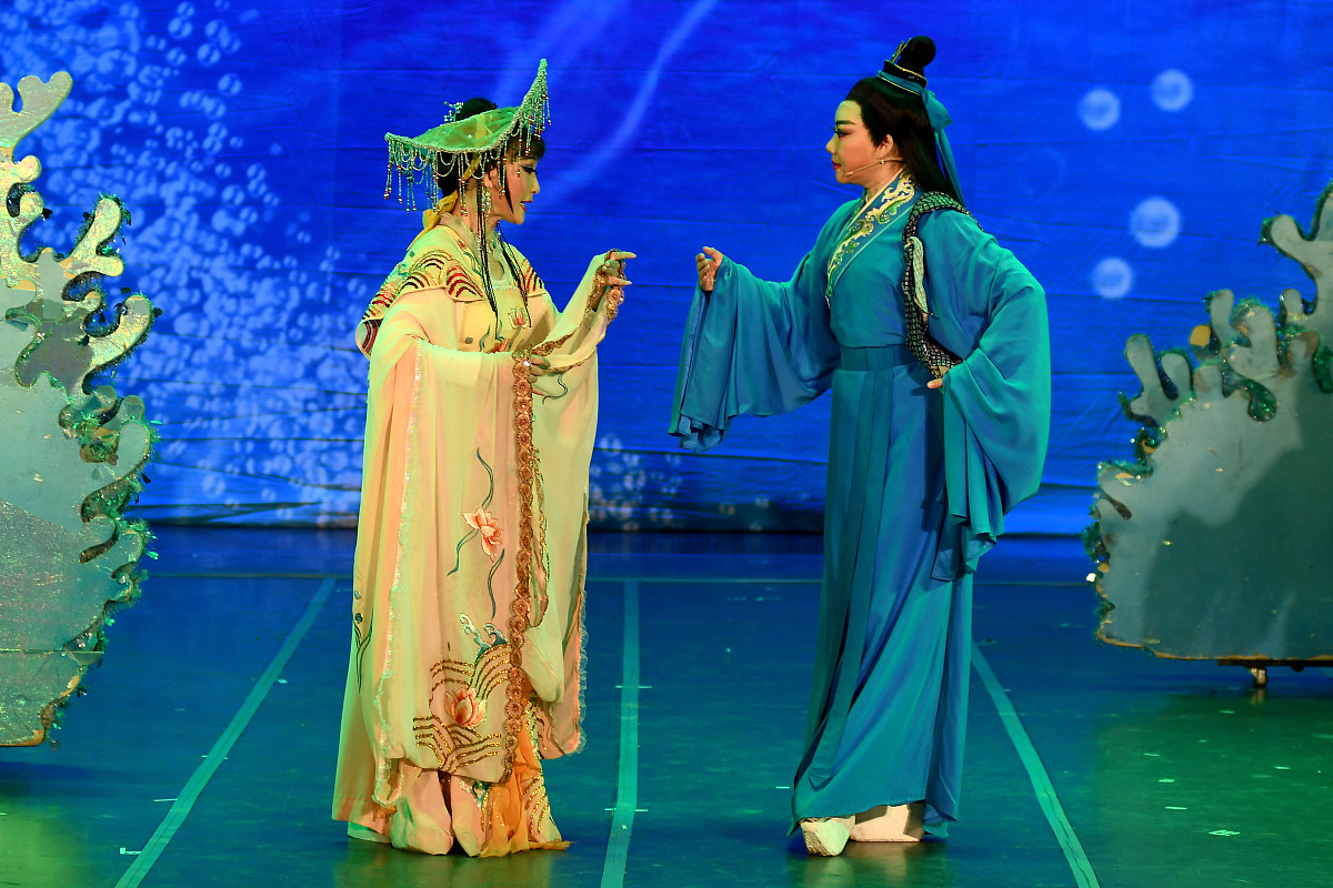 团结协作的力量:阿明和村民的故事 团结协作的力量:阿明和村民的故事