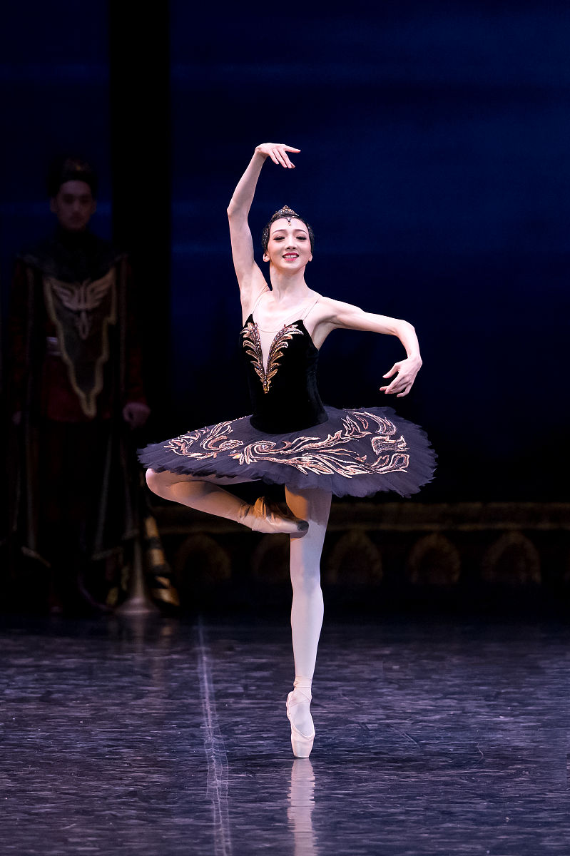 研究背景和意义舞蹈作为一种艺术表现形式是人们情感和思想的一种表达方式。在舞蹈艺术中芭蕾舞是一种深受欢迎的舞蹈形式其优雅和精致的动作以及优美的音乐吸引了无数观众的青睐。《天鹅湖》是芭蕾舞中最具代表性的作品之一被认为是唯美主义的代表之一其美丽的舞蹈动作和富有情感的故事情节成为了芭蕾舞艺术的经典之作。研究目的和方法本文旨在通过对《天鹅湖》舞蹈动作的分析与探讨探究其艺术特点和内涵并阐述其在舞蹈艺术、文化和