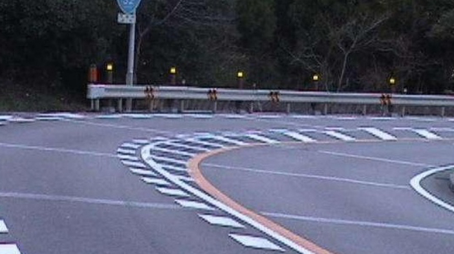 高速上开车,若遇这种鱼骨状标线别慌,听听老司机分享的技巧