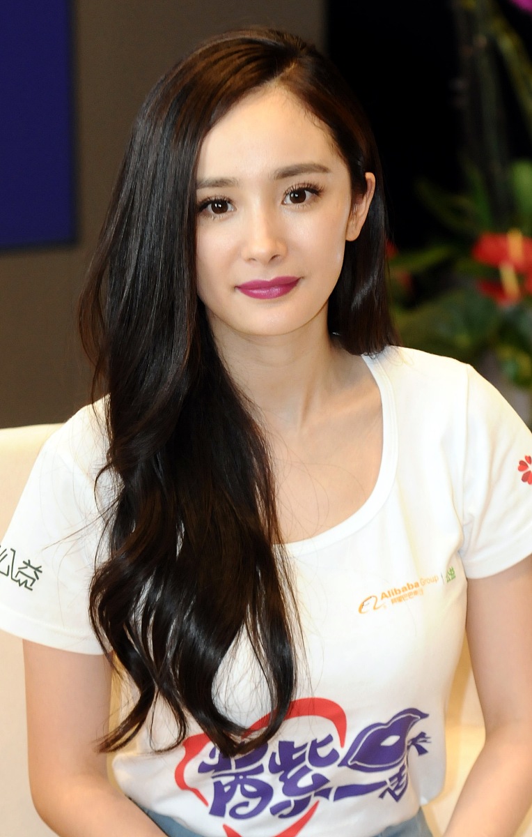 而作为的八五小花杨幂还在拍玛丽苏偶像剧她的《爱的二八定律》被骂剧情浮夸。杨颖一直以来都被演技差群嘲刘诗诗结婚生子后就很少出来营业了。