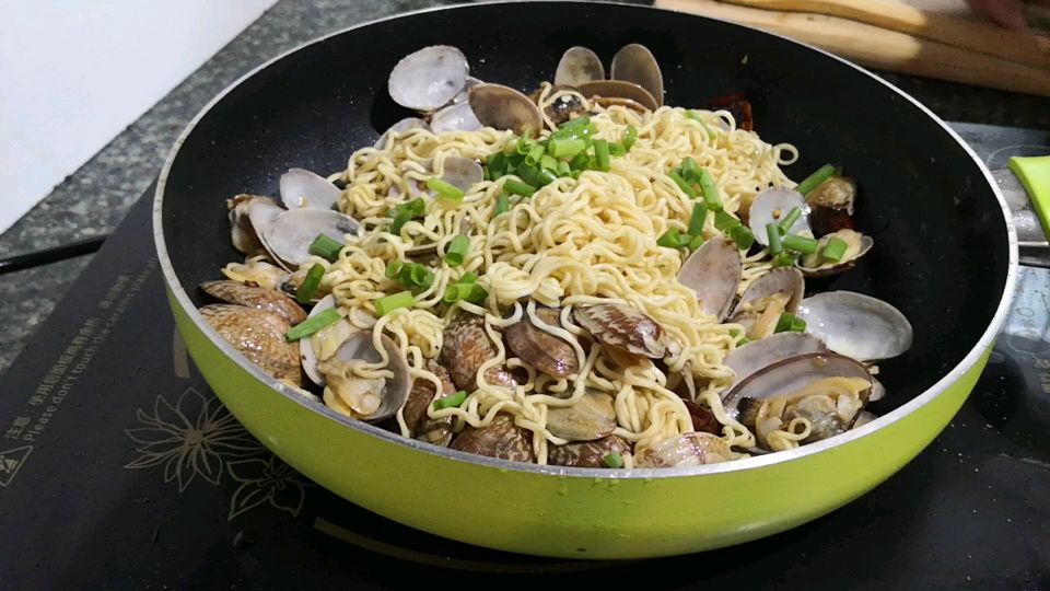 买了10元的花甲,做了一大碗海鲜面。还不够吃。