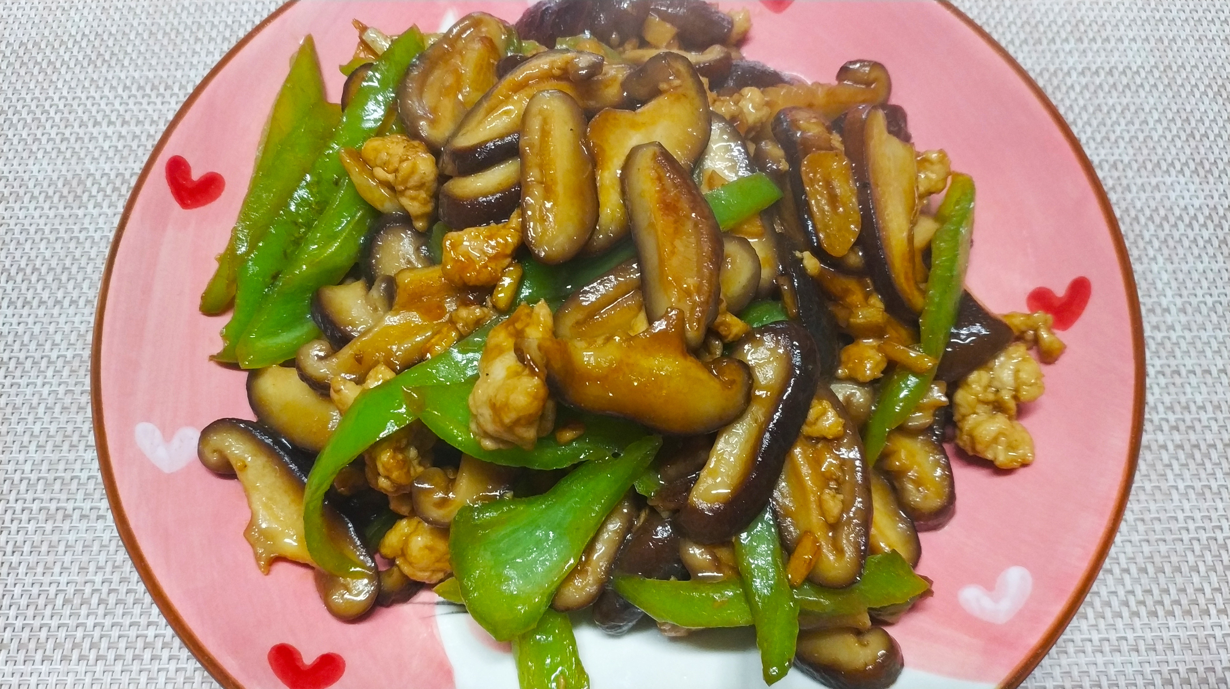 香菇炒肉怎么做又香又好吃,咸香味美,吃一口满口香,先收藏了