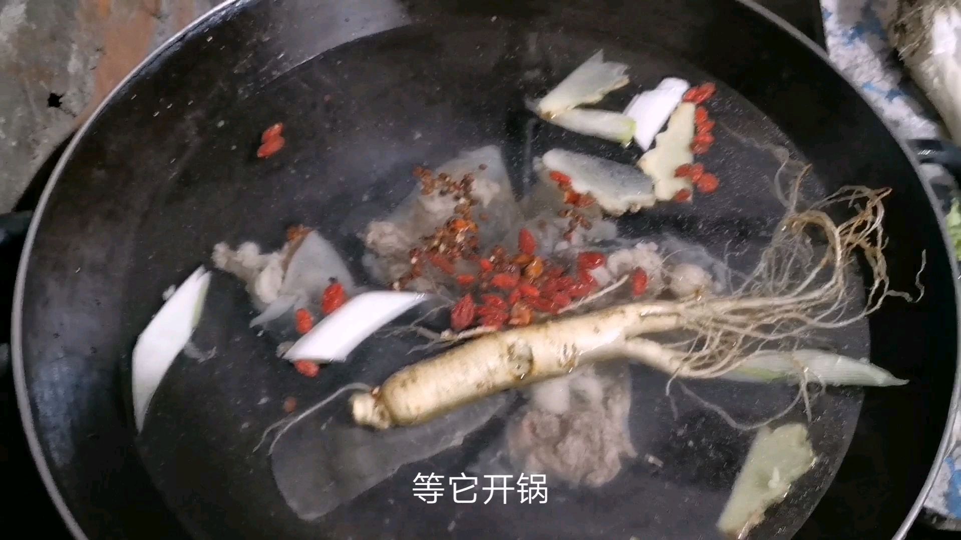 小伙制作男性滋补佳品甲鱼汤!喝过的男性朋友都知道!
