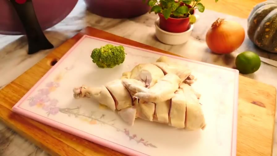 白切鸡就是要保留鸡的原汁原味,这次带来最广东的白切鸡做法,正宗的白切鸡其制作简易,刚熟不烂