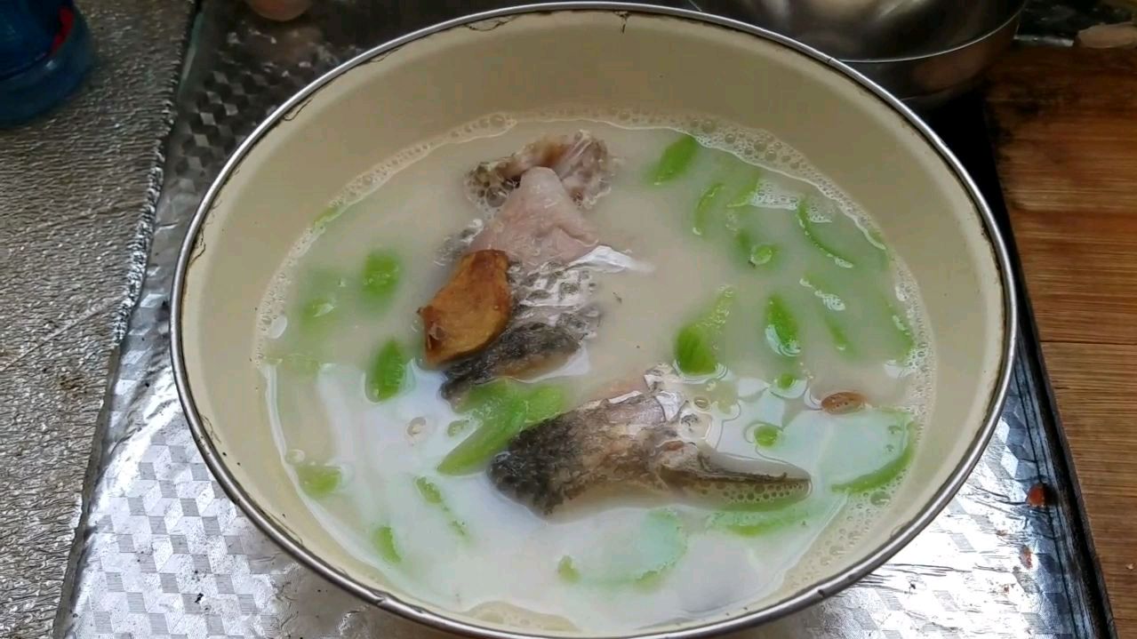 奶爸教你做鲫鱼丝瓜催奶汤,奶水少有好效果