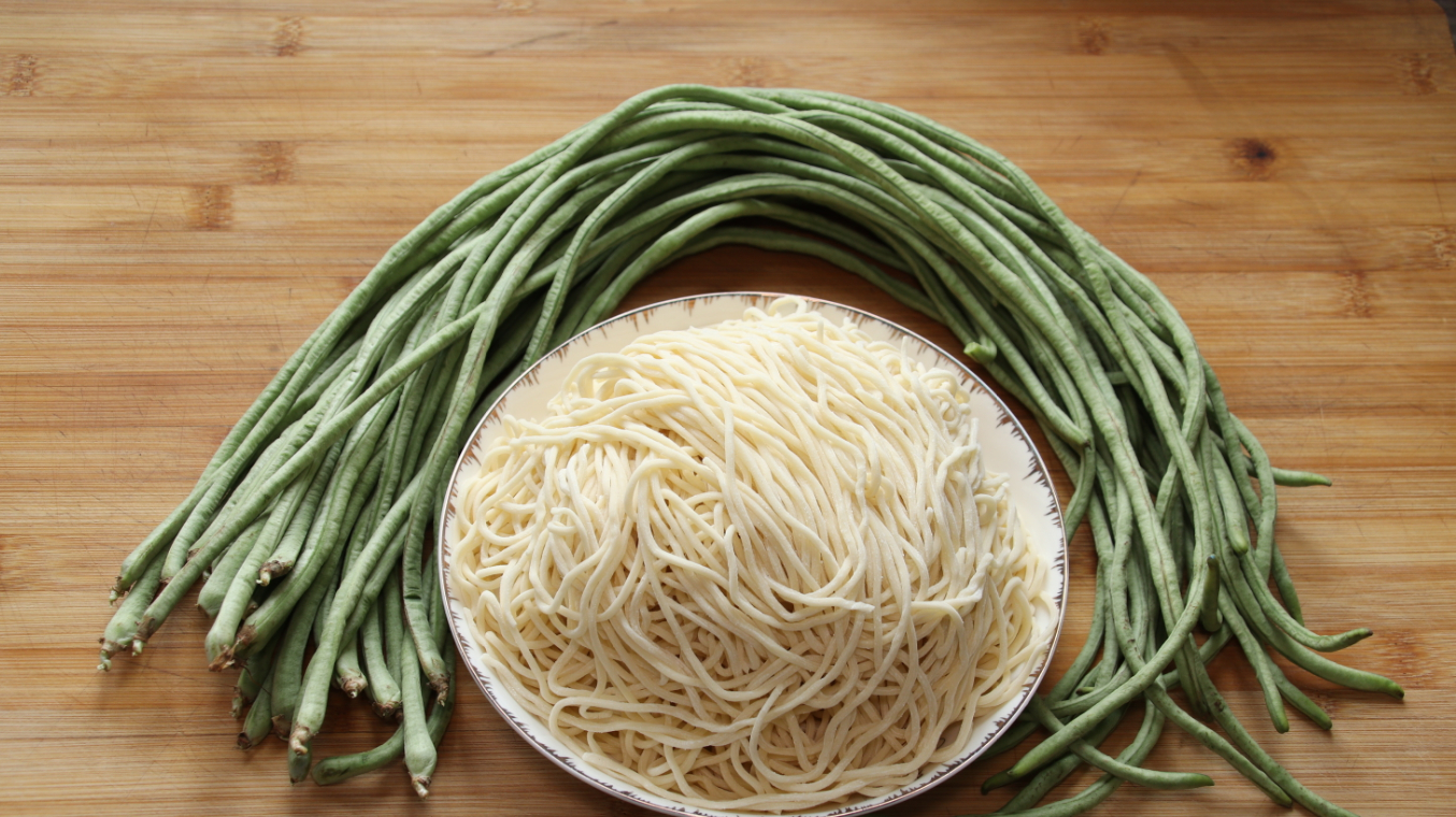 1把面条,1把豆角,不蒸不煮,简单一做,好吃停不下来