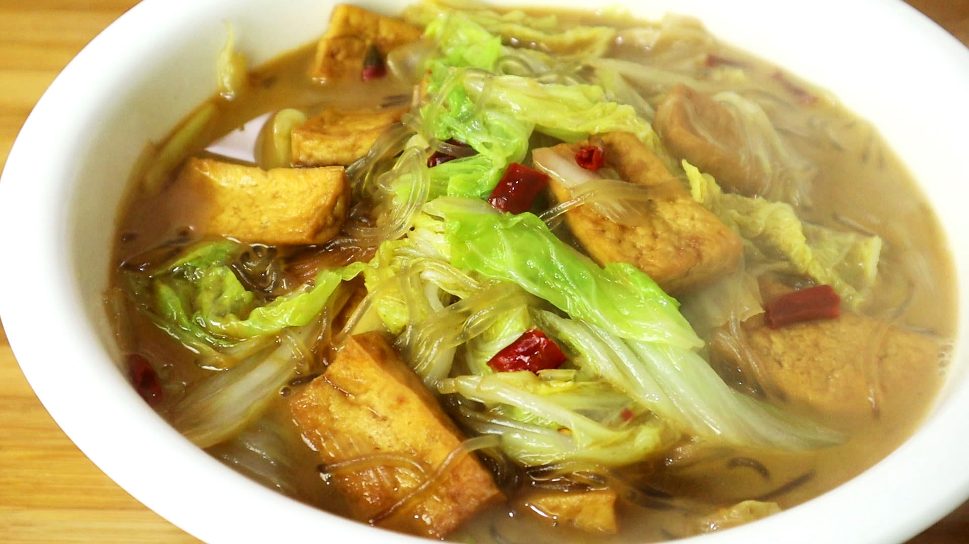 天冷了,最爱这道白菜豆腐炖粉条,家常美味好吃下饭,比吃肉还香