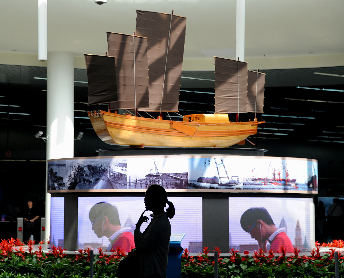 请为基于大模型的农作物疾病诊断和知识问答系统写一段专业商业计划书的解决方案相比于其他竞争对手我们的解决方案有哪些优势？给客户或用户带来了哪些收益？专家和客户是如何评价我们的产品和技术的？通过相关论文、专利、专家评议、客户真实反馈等加以佐证。