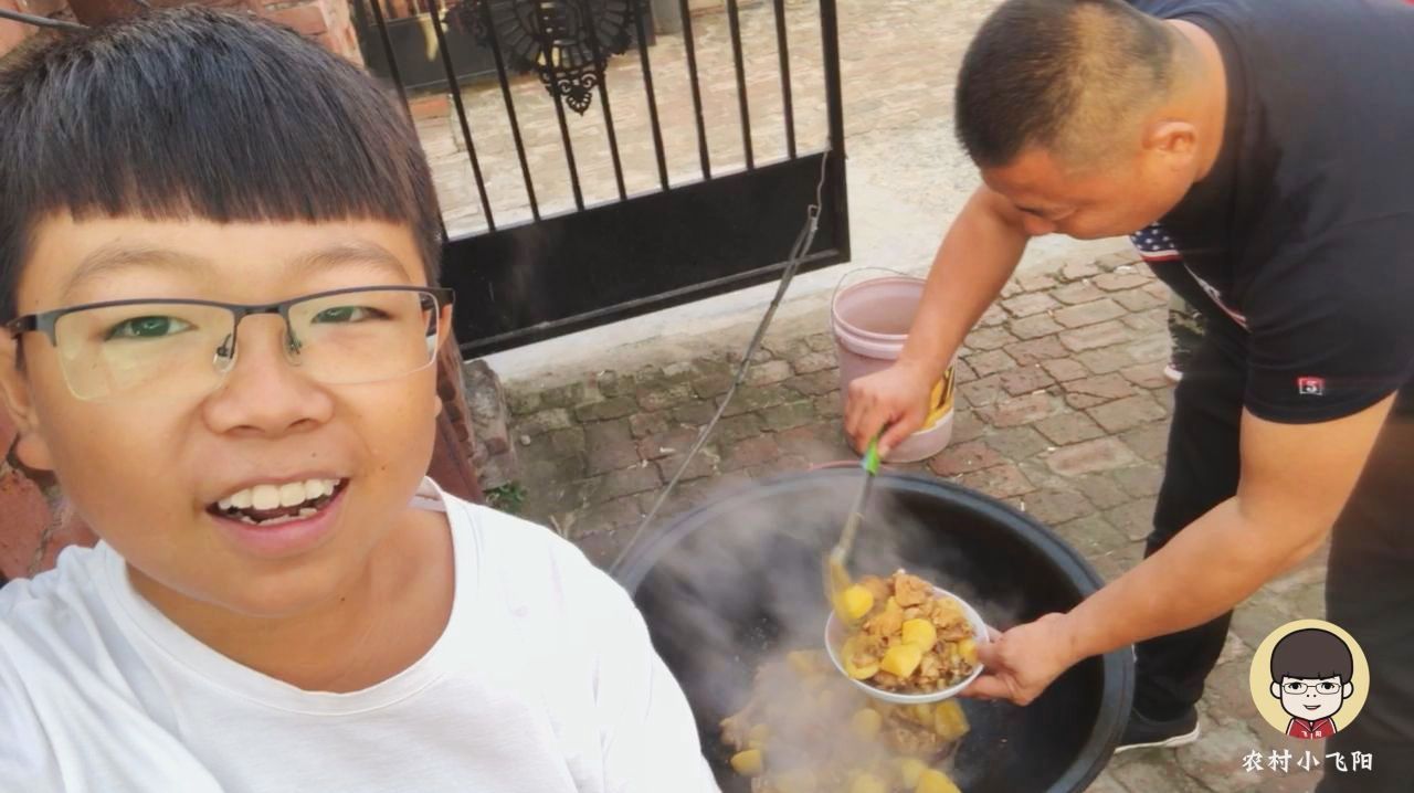 为什么东北姑娘都水灵?东北农村铁锅炖太香了,根本停不下来