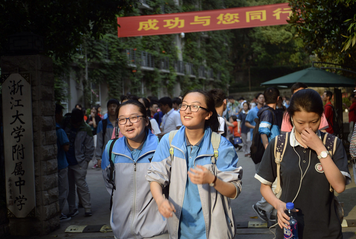 海南省高考400分，想当老师、考公务员或进事业单位，选什么学校和专业？