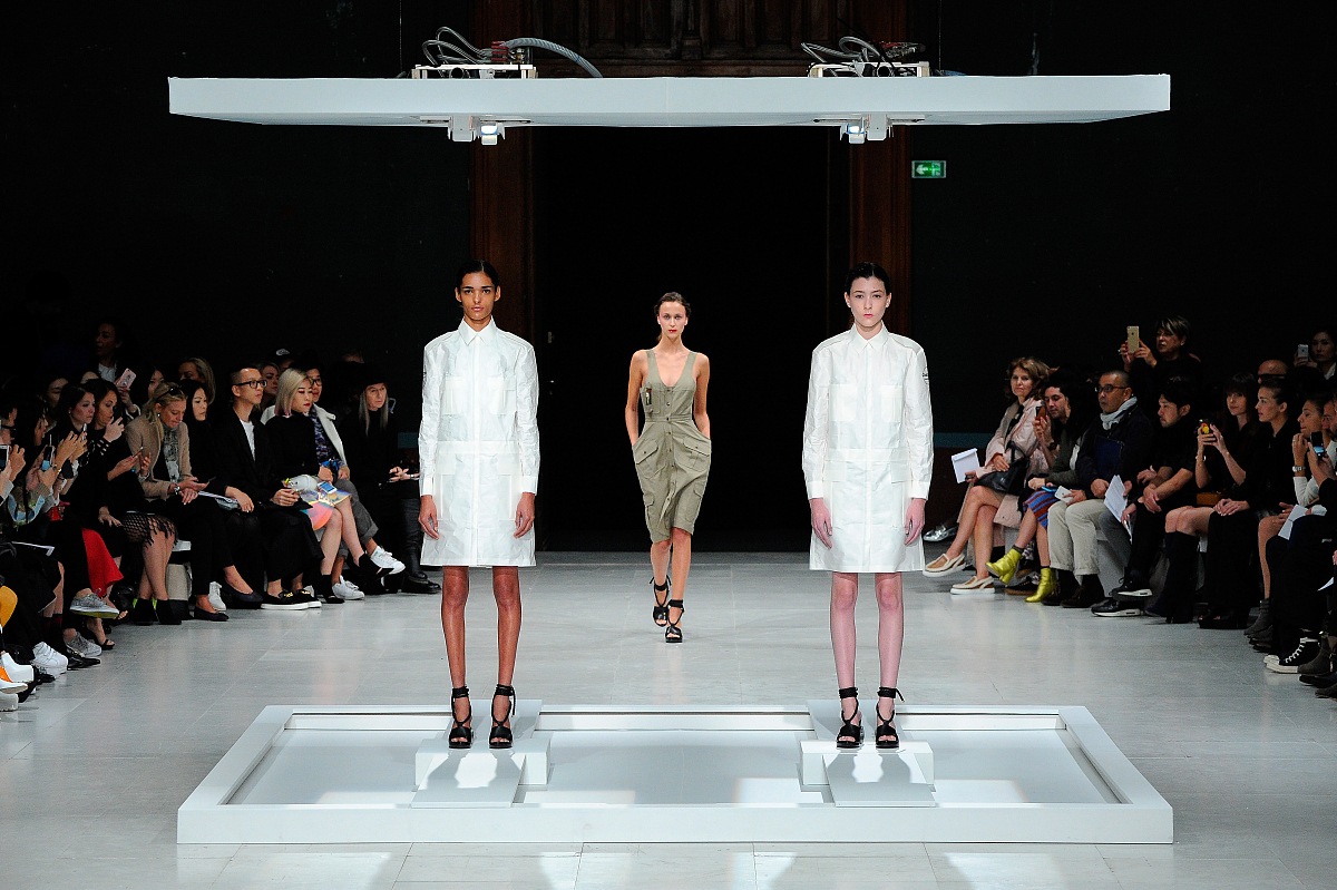 2015年10月3日讯,巴黎,当地时间2日,2016巴黎春夏时装周:chalayan 品