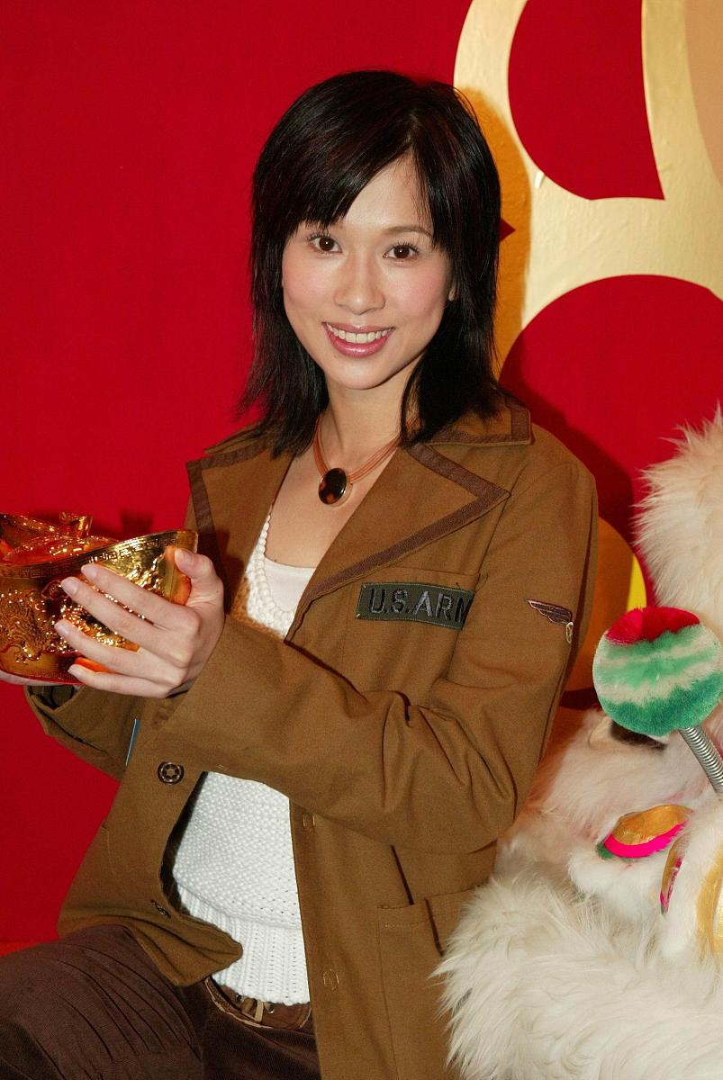 文颂娴手持金元宝祝愿大家在猴年赚钱多.2004年1月15日,无线电视翡翠
