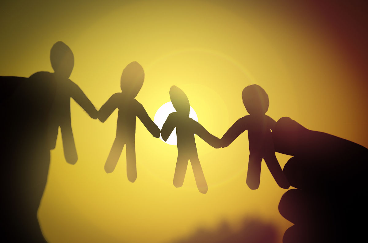 编写一个一对好朋友因为价值冲突分道扬镳的故事其中一人坚守正义不被金钱诱惑得到善终。另一人迷失自我最后自食苦果。故事情节内容字数在两千字左右