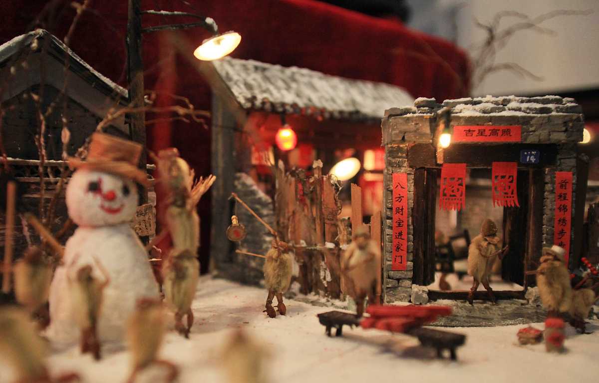 你是一个抖音资深的运营者抖音的流量机制是赛马机制前5秒完播率很重要你现在来策划一个账号账号运营起来了开通带货小橱窗带货带货的品类是健身补给我的视频素材全部是网络上找的视频进行二次创作现在要求你对这个账号进行策划要求一个月涨粉2万账号目标受众群体是18到30岁的健身群体制定内容策略：由于网络上找的视频素材来进行二次创作做健身动作科普类的给我一个具体的方案。