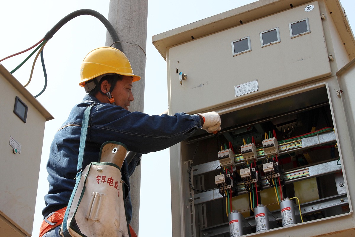 降重1可靠性定量分析主接线的可靠性时考虑发电厂在系统中的地位和作用、用户的负荷性质和类别、设备制造水平及运行经验等诸多因素。定性分析主接线的可靠性考虑：断路器检修时能否不影响供电；线路、断路器或母线故障时以及母线或母线隔离开关检修时停运出线回路数的多少和停电时间的长短以及能否保证对I、II类负荷的供电；发电厂或变电站全部停电的可能性；大型机组突然停运时对电力系统稳定运行的影响与后果等因素。2灵活性