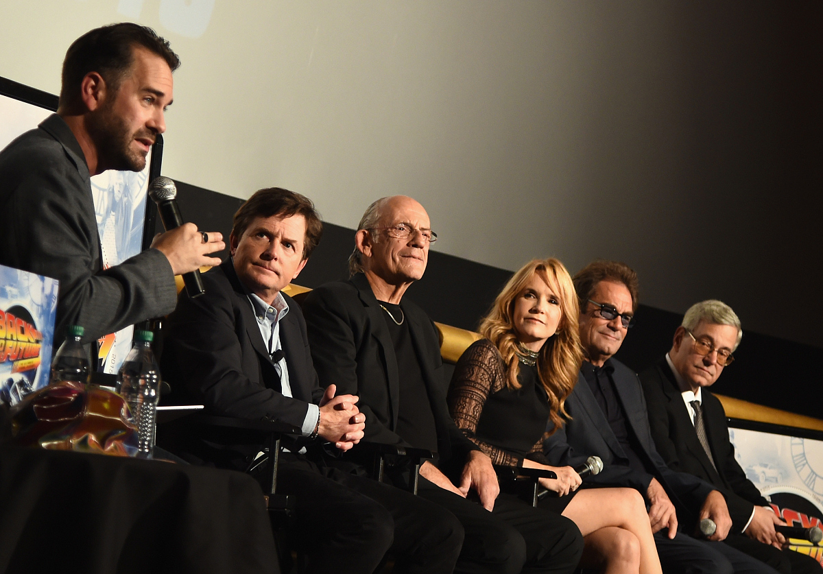 根据电影《回到未来》按照电影的进度进行详细的讲述