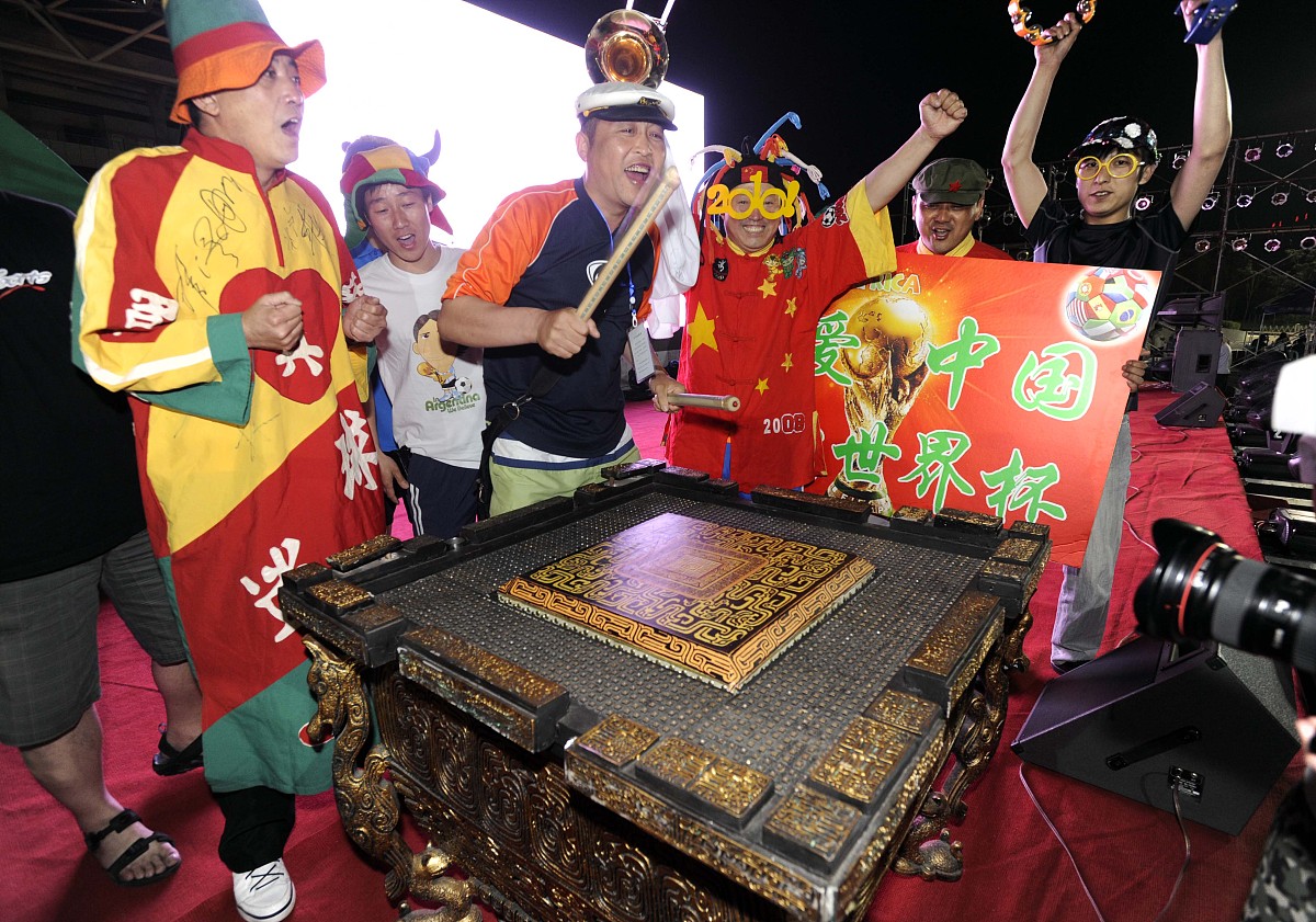 ***_***2010年6月11日,辽宁沈阳,沈阳球迷聚集在一起,为世界杯干杯.当