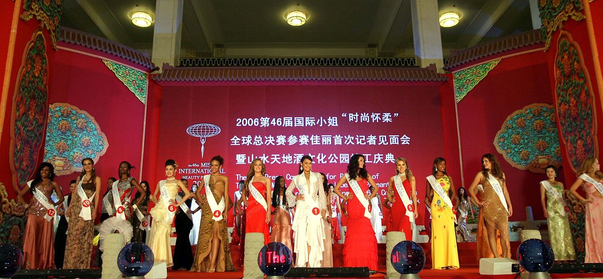 写一篇 问祖炎帝 寻根高平第八届癸卯年海峡两岸神农炎帝经贸文化旅游招商系列活动论坛策划案 时间为2个小时 地点在800平米酒店宴会厅 有7名省市级领导发言 需要预留20分钟媒体采访时间