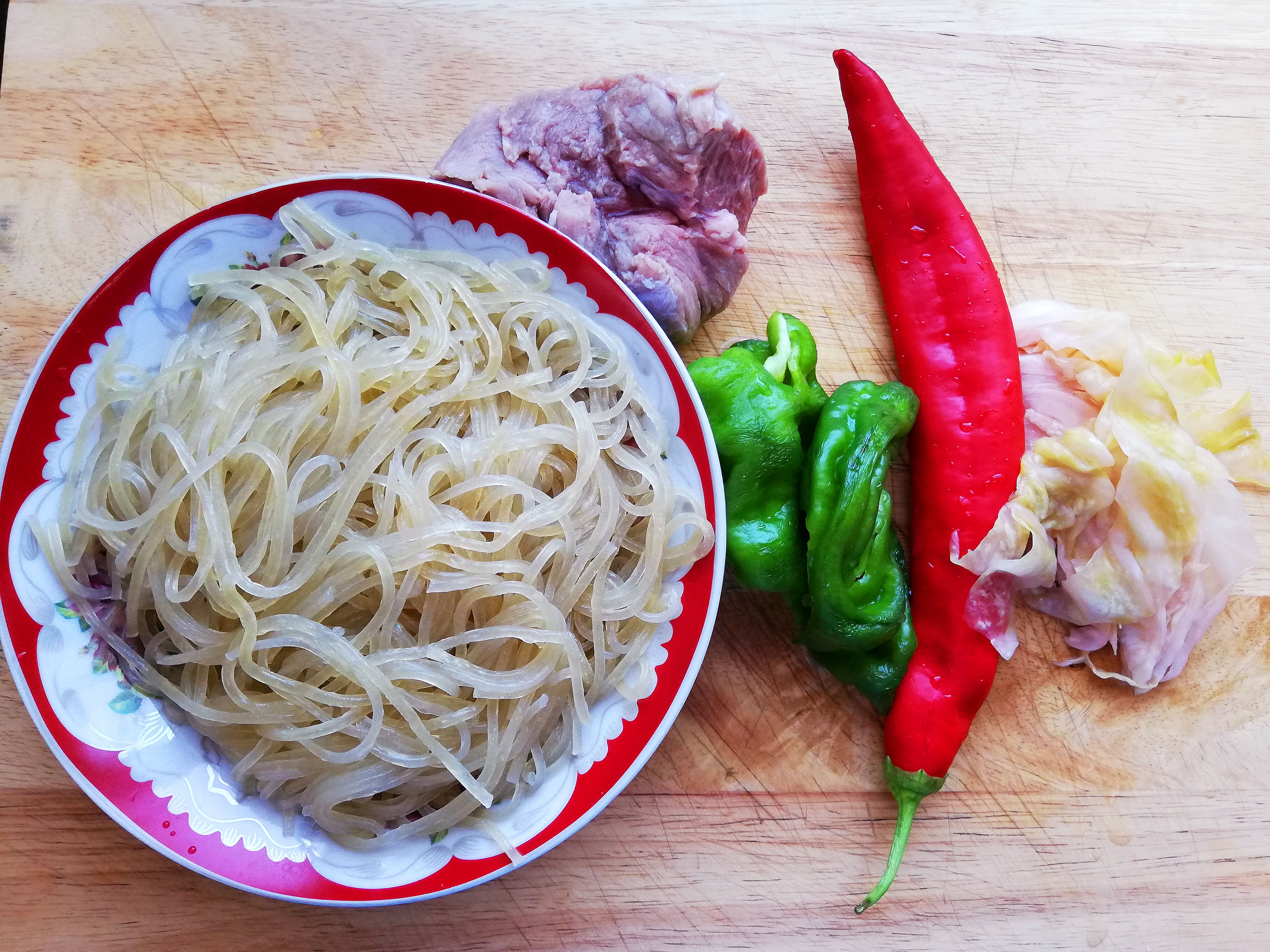教你用老干妈炒酸菜粉条肉丝,酸辣鲜香粉条软糯,上桌就被抢光了