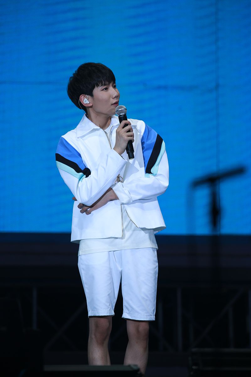 王源演唱会穿婚纱？解读背后的含义和原因