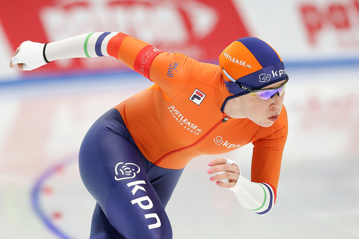 公路维修单车道通行两车运动规律分析及距离计算