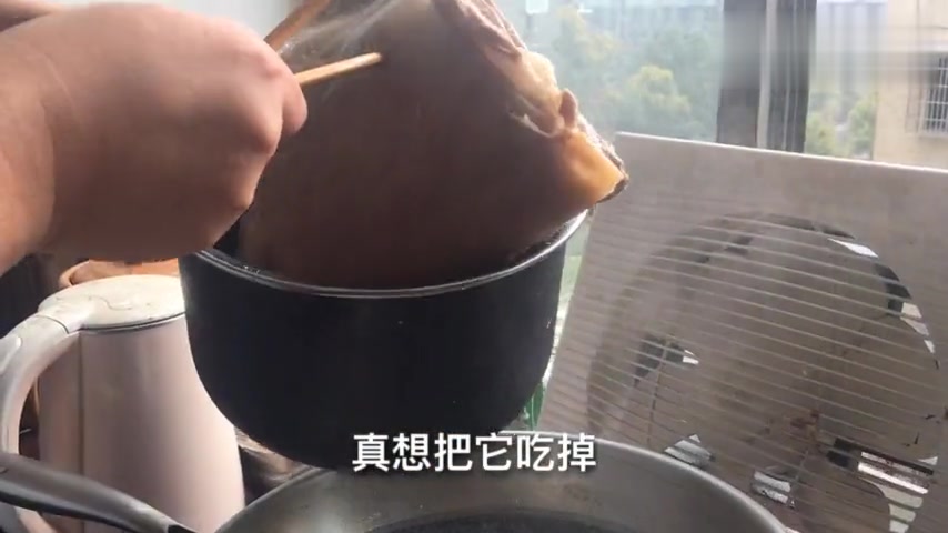 美女上班偷偷溜回家煮5斤白切羊肉,这样大口吃羊肉真解馋