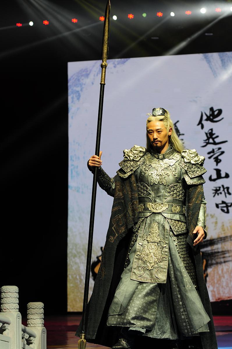 描写一下三国演义中的关羽配上赤兔马青龙偃月刀丹凤眼卧蚕眉长胡须需要生动形象