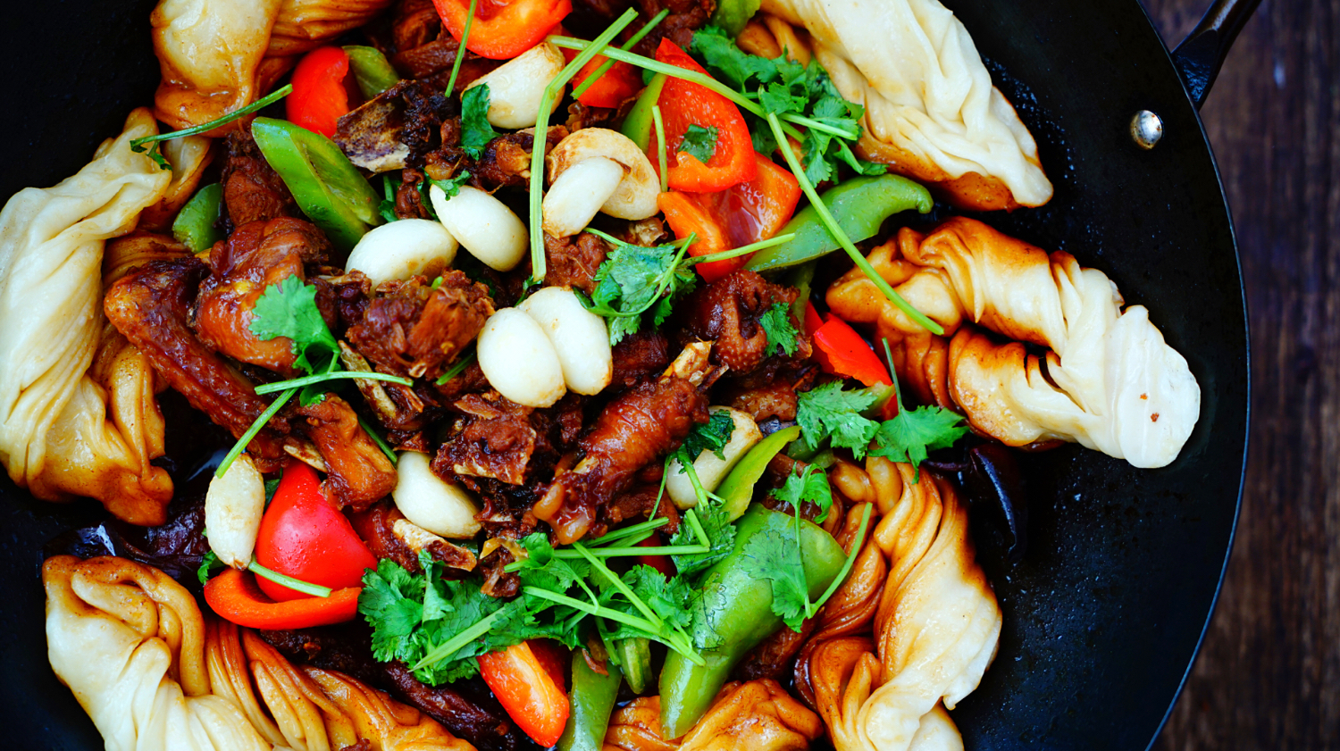 鸡肉的终极美味吃法就要这样做-铁锅柴鸡焖卷子