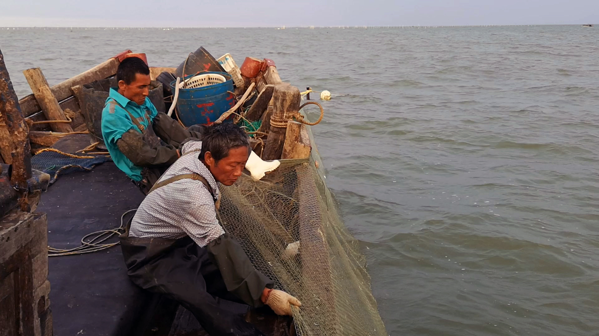山东开海了,大批海鲜要上岸了,小伙带你体验真实的海上捕鱼生活