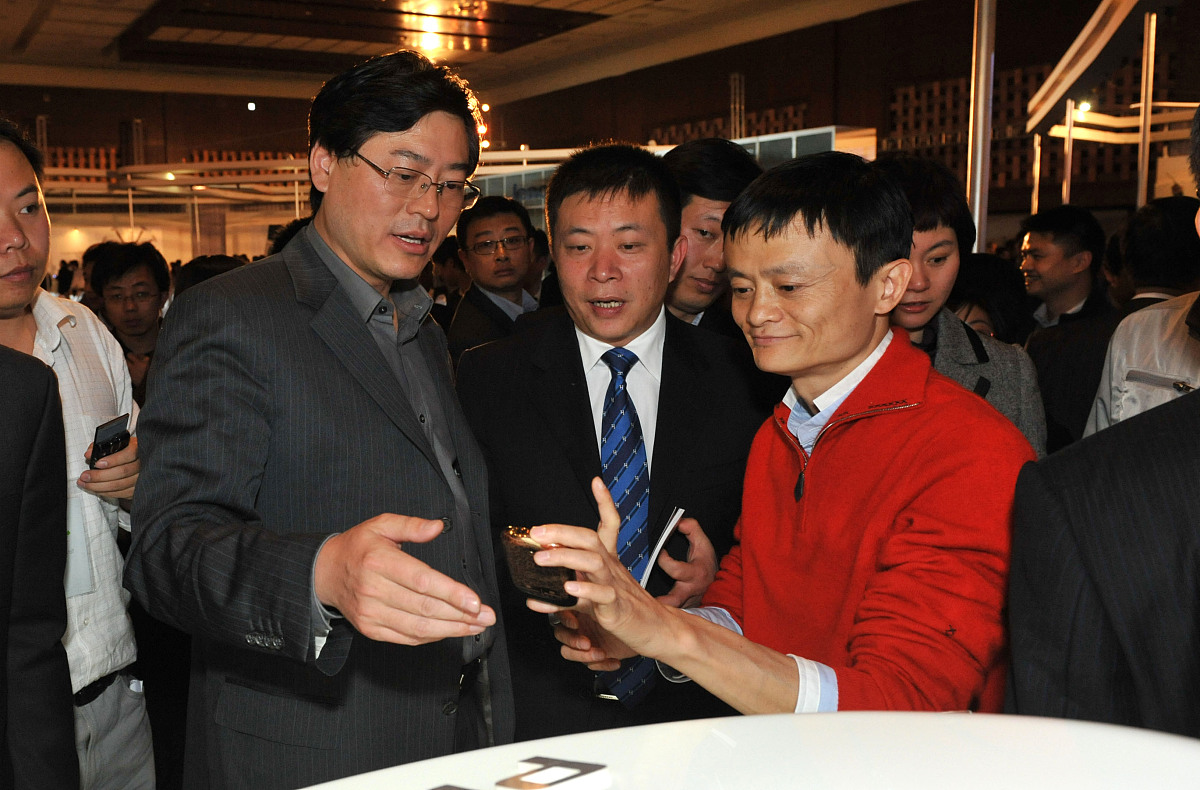 ***_***2010年4月19日,北京,联想总裁杨元庆(左)给阿里巴巴ceo马云(右