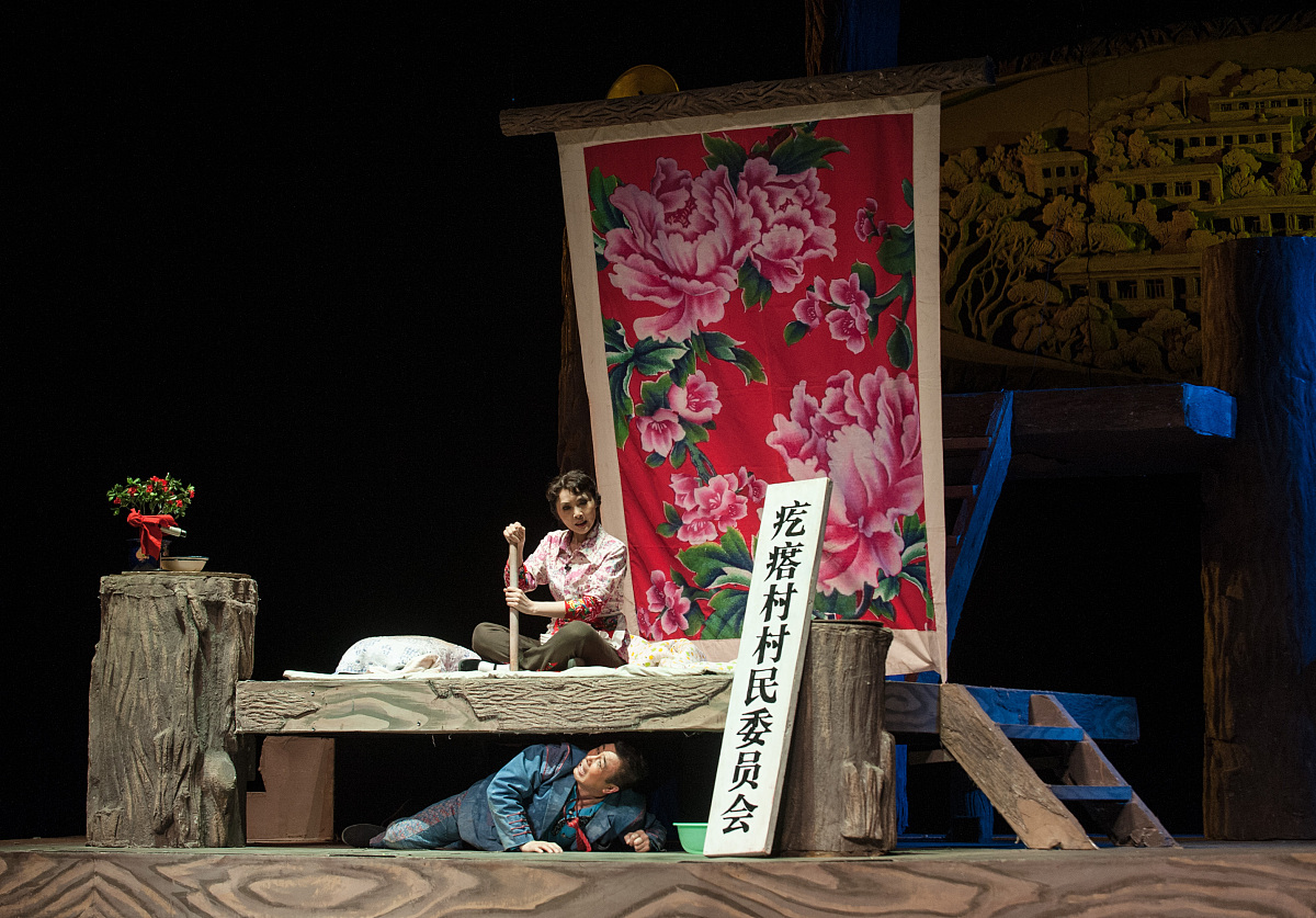 2015年4月7日,北京,演员在表演话剧《代理村官》.***_***话剧《代理村